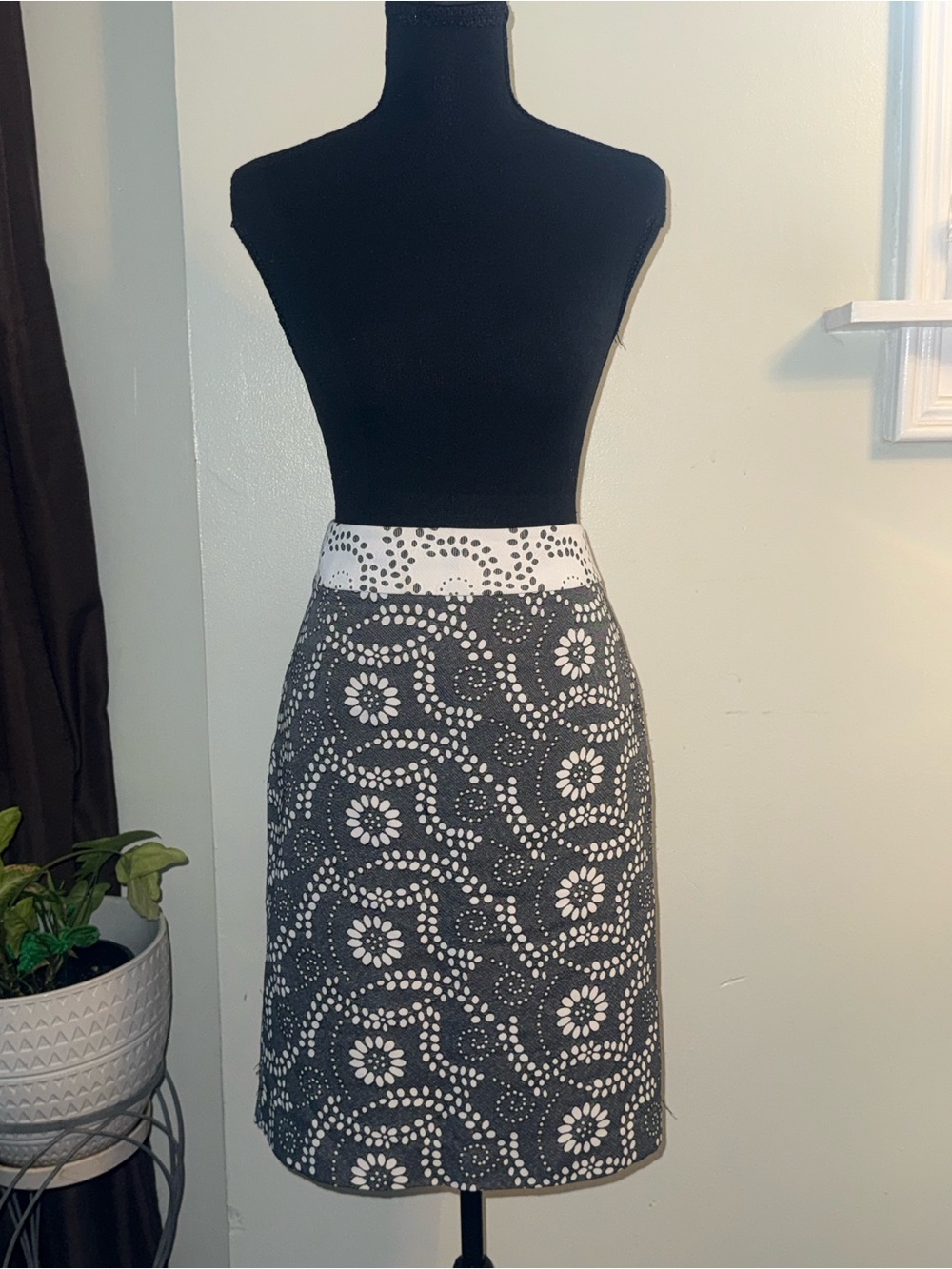 Banana Republic Gray and White Floral Dot A-Line Skirt with Contrast Waist